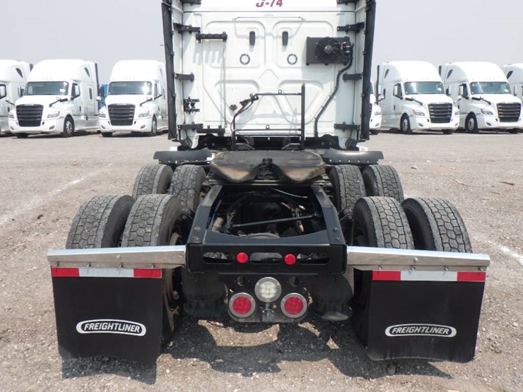 2023-freightliner-cascadia-126-image-6