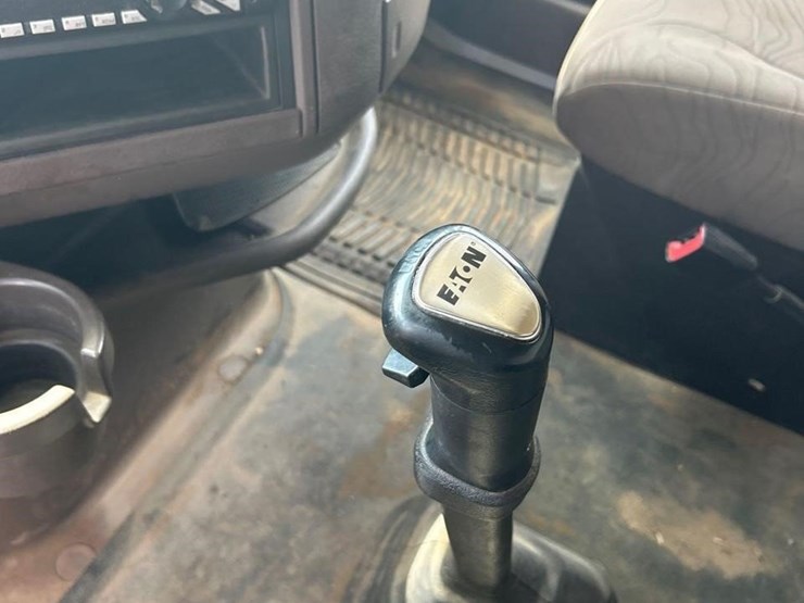 2016-volvo-vnl64t630-image-43