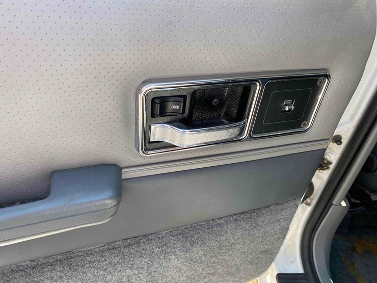 1992-jeep-cherokee limited--low-miles-image-16