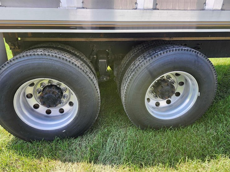 2007-freightliner-business-class-m2-tandem-truck-image-15