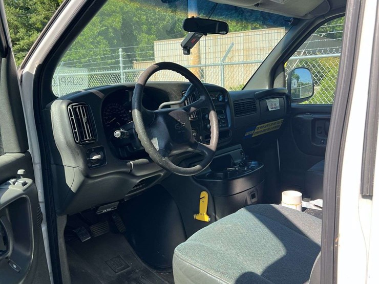 2001-chevrolet-express-3500-image-12