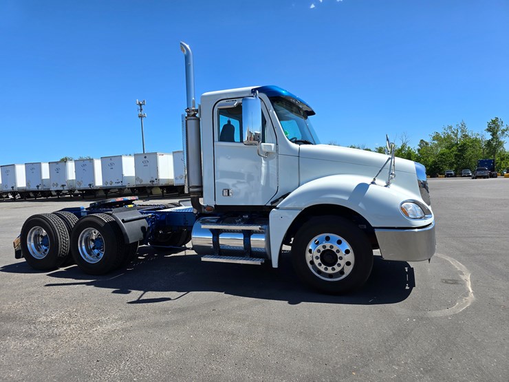 2020-freightliner-columbia-120-image-44