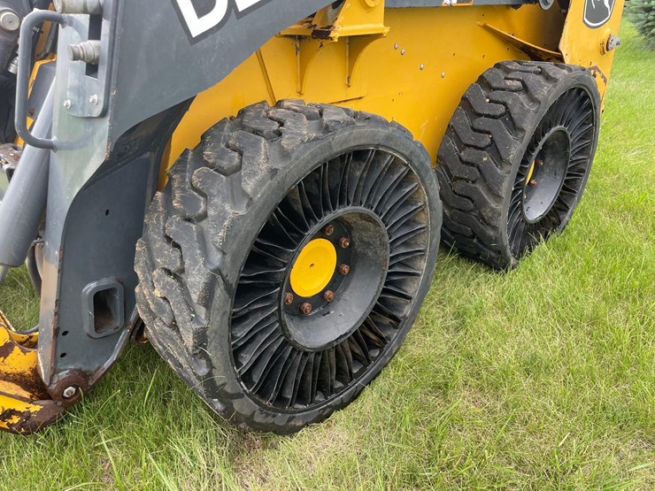 2019-deere-318g-image-15