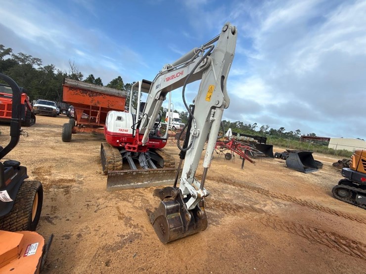 2024-takeuchi-tb240-image-1