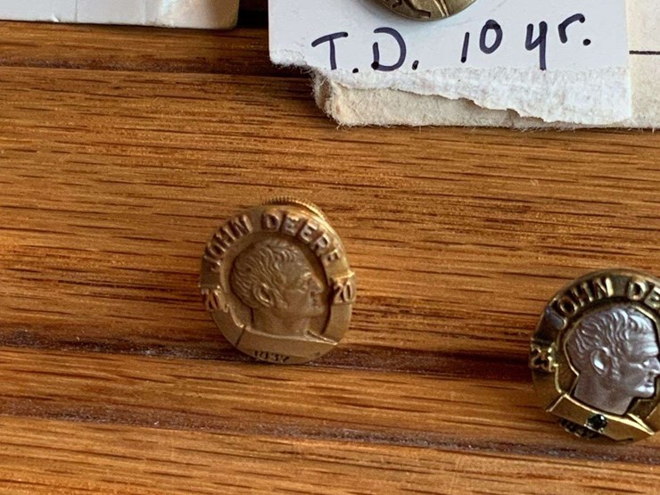 (6)-john-deere-5,-10,-15,-20,-25,-30-year-service-pins-image-5
