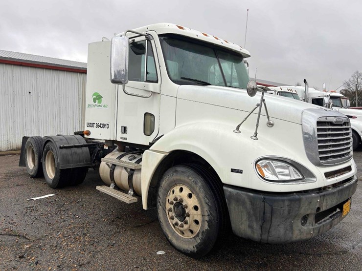 2009-freightliner-columbia-120-image-1