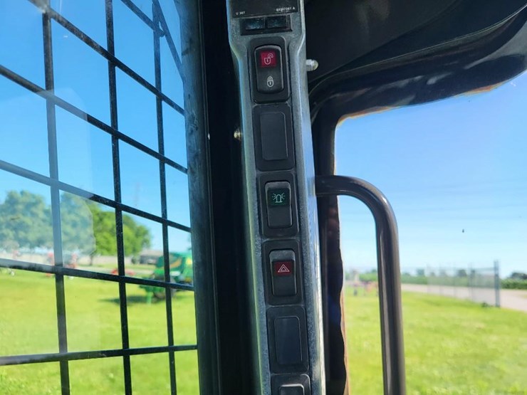 2014-new-holland-l216-image-38