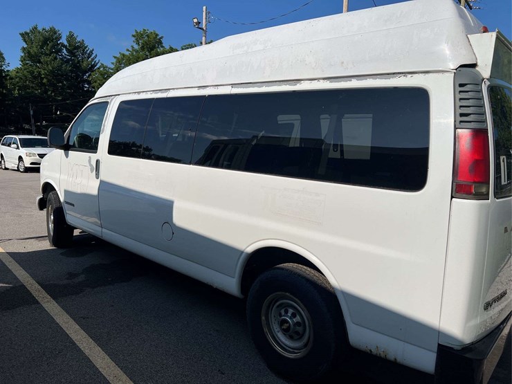 2001-chevrolet-express-3500-image-10