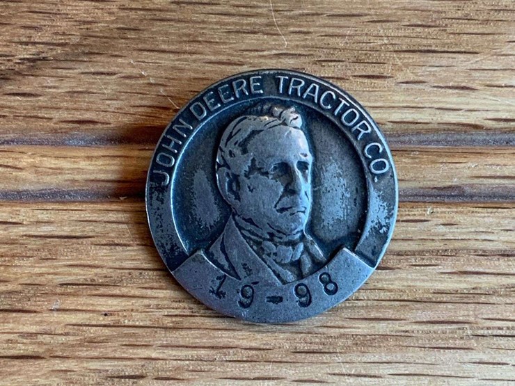 john-deere-tractor-co.-employee-badge-image-1