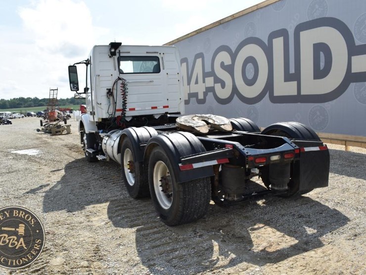2015-volvo-vnm64t200-image-13
