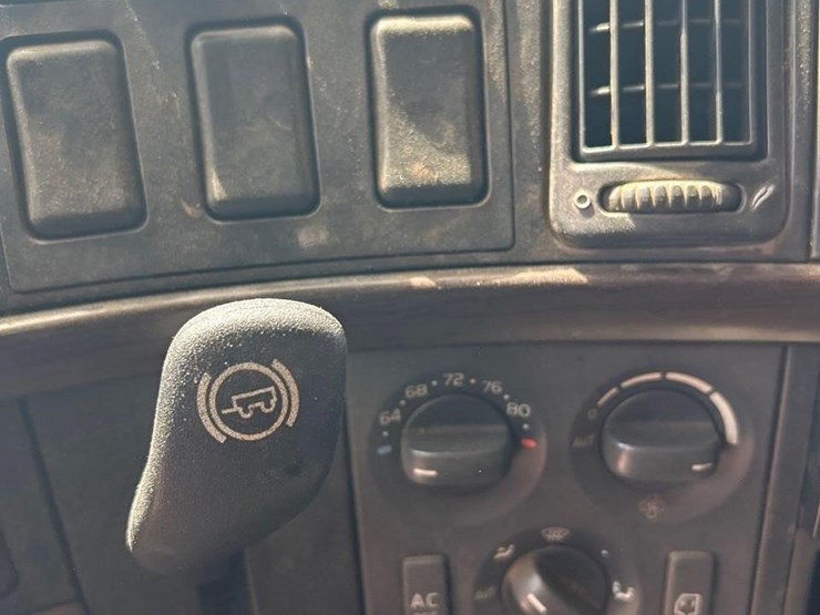 2016-volvo-vnl64t630-image-45