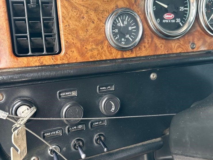 2001-peterbilt-378-image-27
