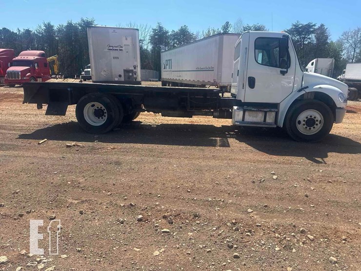 2013-freightliner-business-class-m2-106-image-23