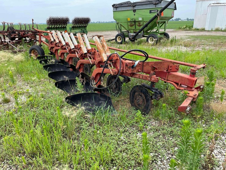 ih-720-6-bottom-plow-image-1