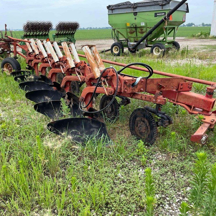 IH 720 6 bottom plow