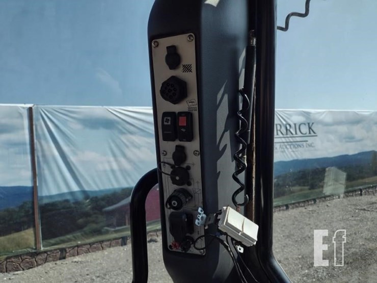 jcb-fastrac-8280-image-11