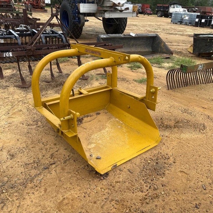 147 - LEINBACH 24" DIRT SCOOP