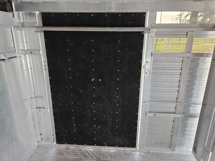 2017-8'x24'-eby-aluminum-livestock-trailer-image-47
