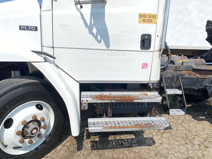 1998-freightliner-fl70-image-8