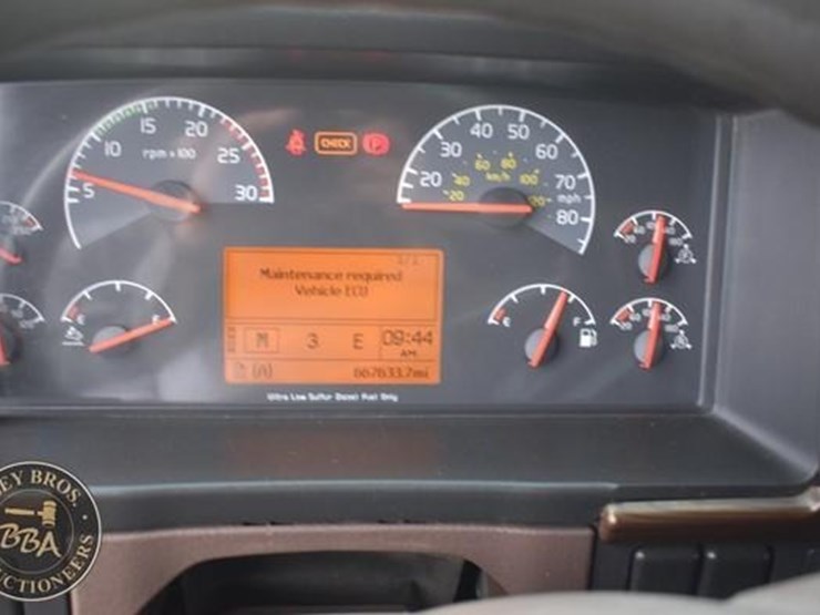 2014-volvo-vnl64t670-image-64