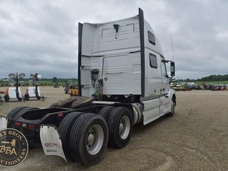 2014-volvo-vnl64t670-image-5