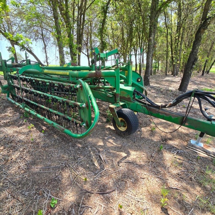 JOHN DEERE 700