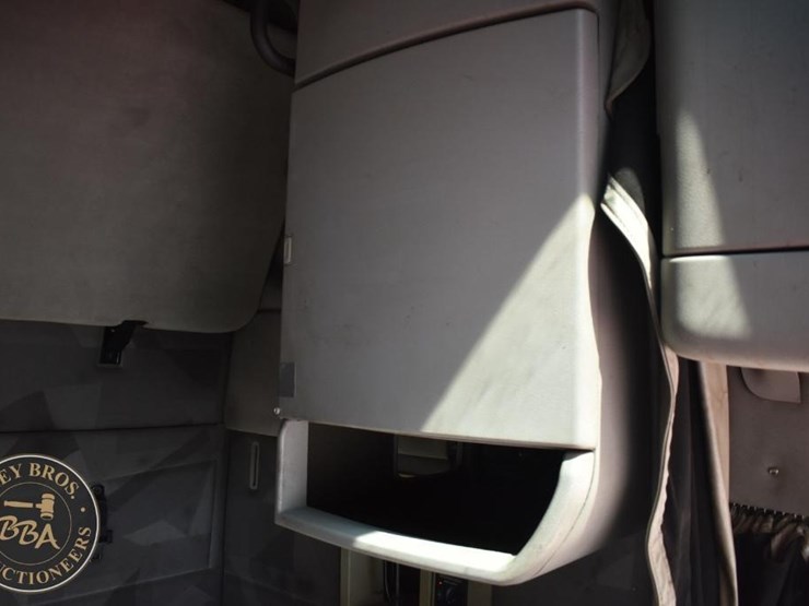 2005-volvo-vnl64t670-image-69