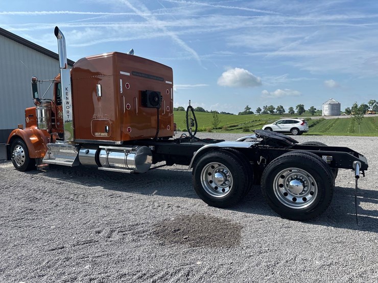 2019-kenworth-w900l-image-4
