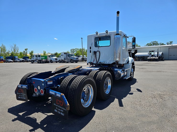 2020-freightliner-columbia-120-image-32