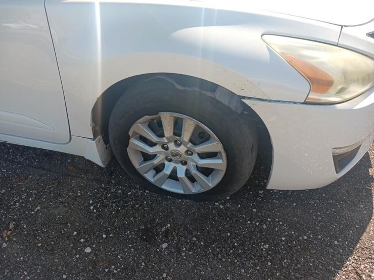 2015-nissan-altima-runs/moves-2.5-image-3