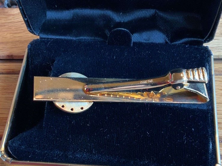 john-deere-service-tie-clip-image-3