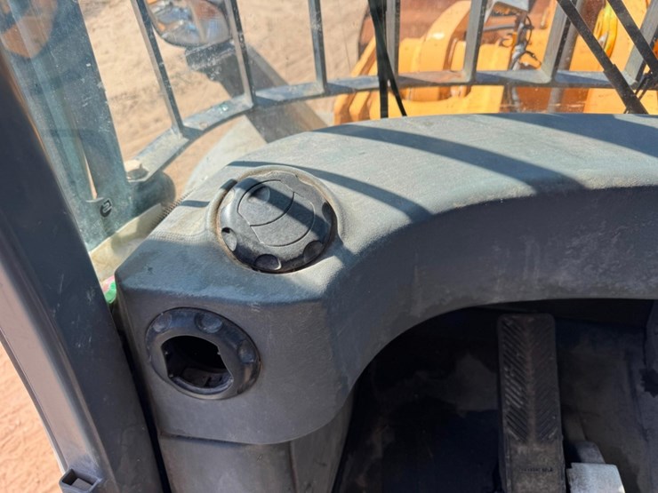 2011-liebherr-l586-image-66