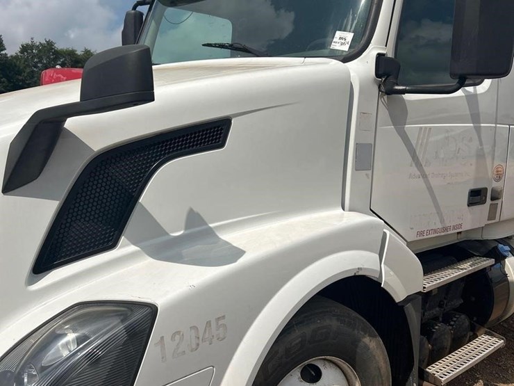 2016-volvo-vnl64t630-image-7