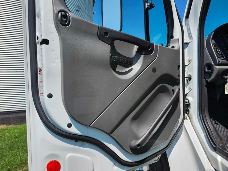 2007-freightliner-business-class-m2-tandem-truck-image-24