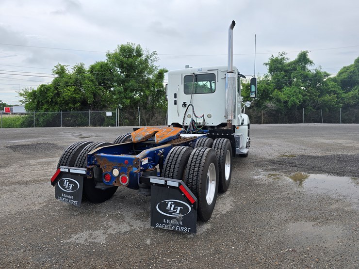 2018-freightliner-columbia-120-image-17