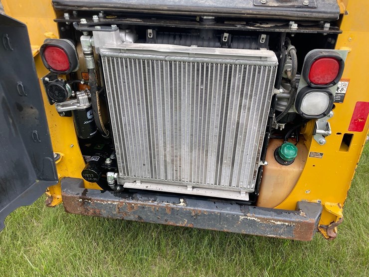 2019-deere-318g-image-24