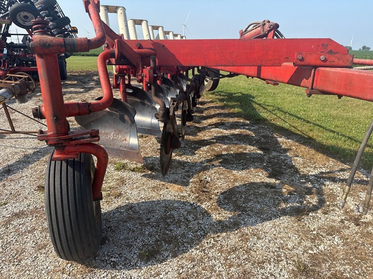 6x18-ih-720-on-land-plow-image-2