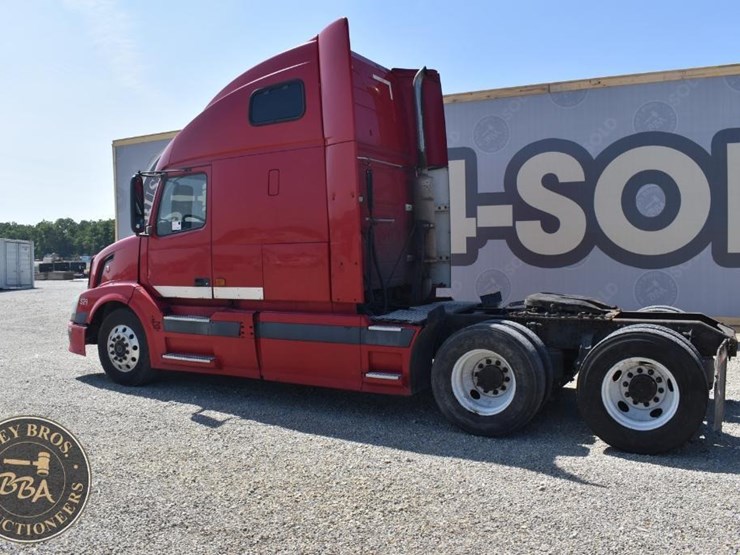 2005-volvo-vnl64t670-image-9