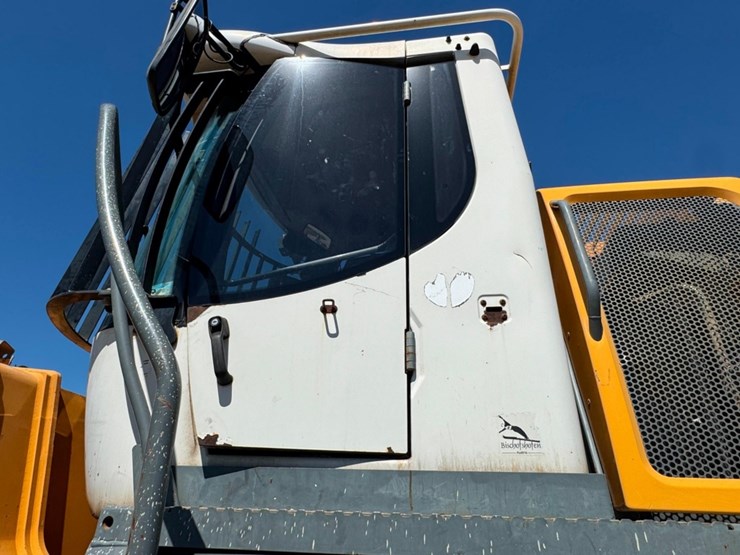 2011-liebherr-l586-image-54