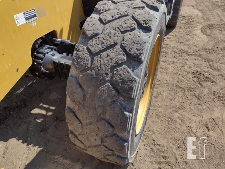 2019-caterpillar-tl1055d-image-22