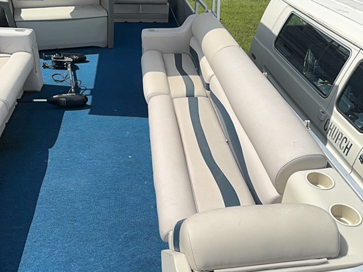 28-foot-pontoon-boat-image-11