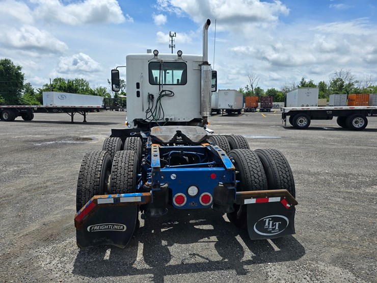 2020-freightliner-columbia-120-image-15