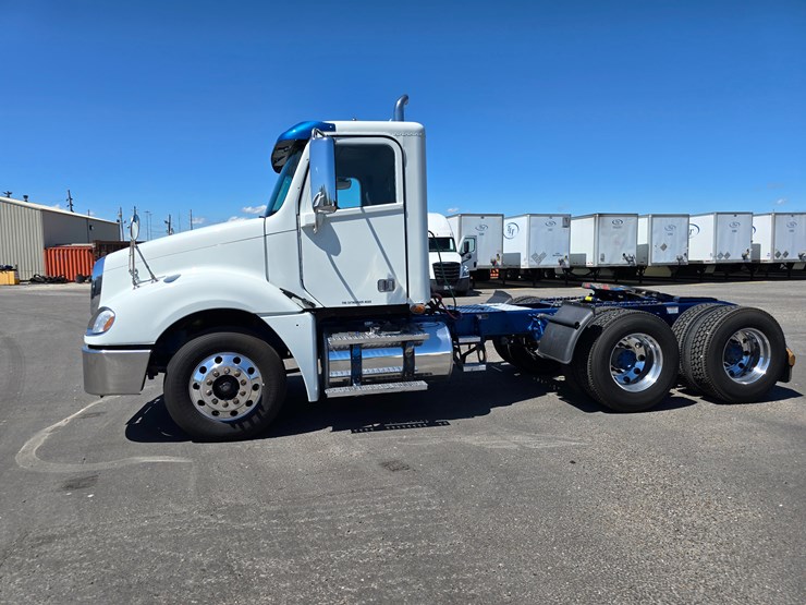 2020-freightliner-columbia-120-image-10