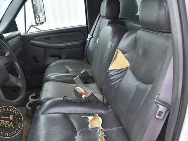 2005-chevrolet-3500-image-23