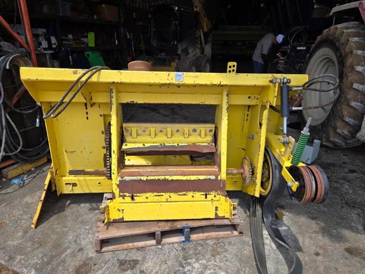linquist-claas-chopper-adapter-to-john-deere-corn-head-image-1