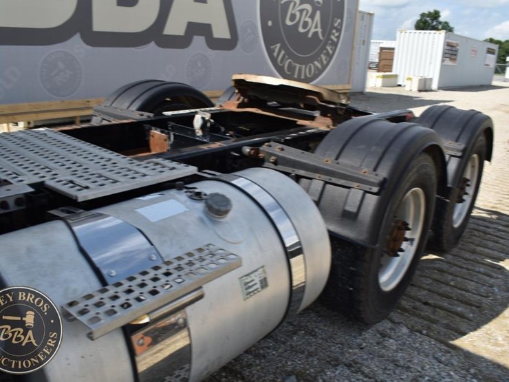 2015-volvo-vnm64t200-image-25