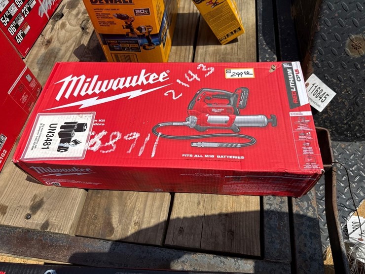 2143---milwaukee-grease-gun-image-1