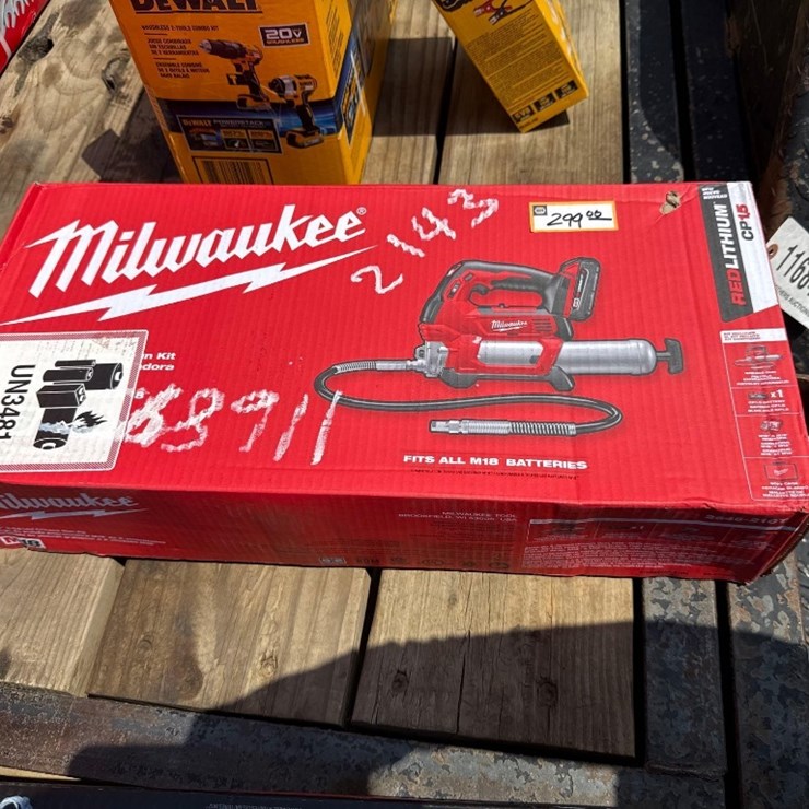 2143 - MILWAUKEE GREASE GUN