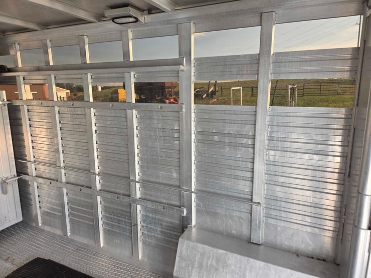2017-8'x24'-eby-aluminum-livestock-trailer-image-53