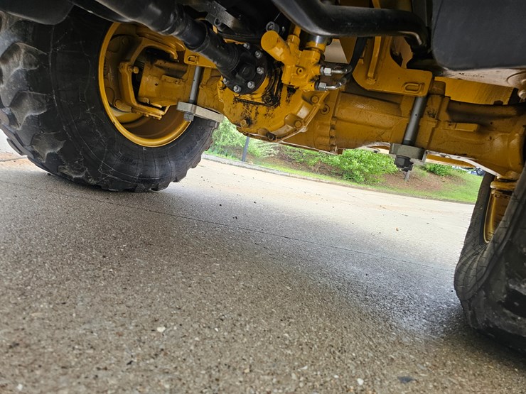 #17574-•-2024-deere-324-wheel-loader-image-37